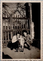 Photo de Marcelle FONTENELLE avec un homme et un enfant 
