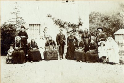 Photo de communiantes avec leurs familles devant l'abbaye