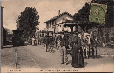 Photo du train arrivant à la gare de Samoëns