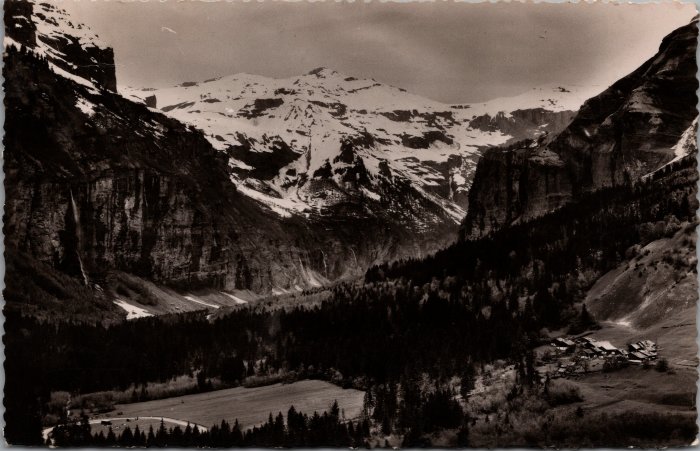 Le Cirque du Fer-à-Cheval et le village du Frenalay