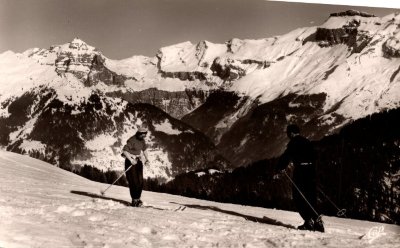 Skieurs devant le Cirque du Fer-à-Cheval - 1960