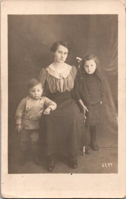 Photo de Mélanie, Yvonne et Maurice MOCCAND à Paris en 1915