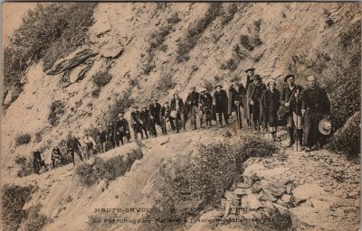 Photo sur la route du Col d'Anterne, le Patronage St Médard à l'ascension du Brévent - 1906