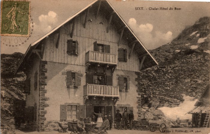 Photo devant le chalet-hotel du Buet au Grenairon