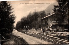 Coupage de bois devant la Cantine du Fer à Cheval