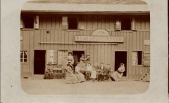 Photo devant la Cantine du Fer à Cheval
