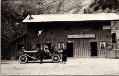 Photo devant la Cantine du Fer à Cheval