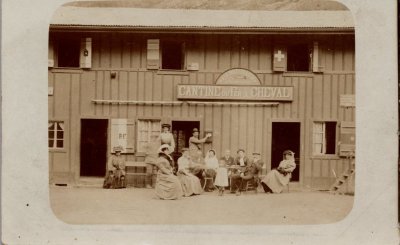 Photo devant la Cantine du Fer à Cheval
