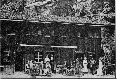 Photo devant la Cantine du Fer à Cheval