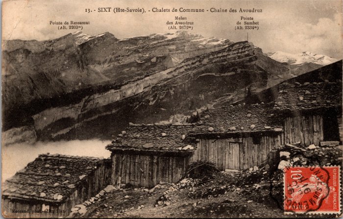 Photo des chalets de Commune vus sur la Pointe de Ressassat, Melon des Avoudrues et la Pointe de Sambet