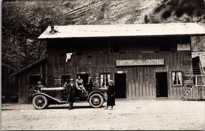 Photo devant la Cantine du Fer à Cheval