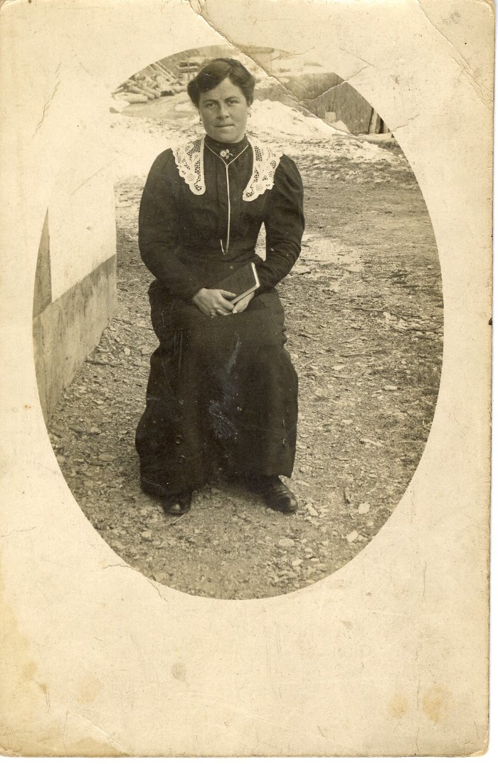 Carte postale - portrait d'une femme