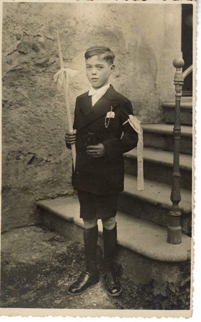 Carte Postale - photo d'un jeune garçon communiant