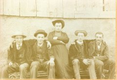 Photo d'un abbé entouré de 4 jeunes hommes