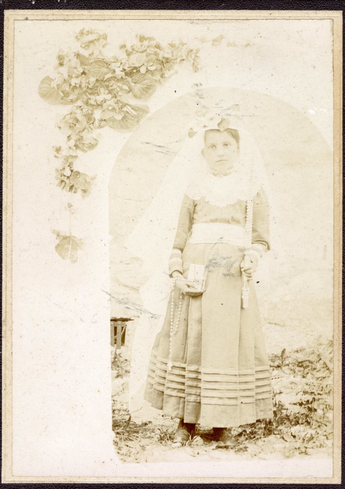 Photo d'une jeune fille communiant