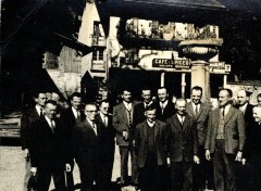 Photo d'un groupe d'homme devant le café - épicerie à Sixt