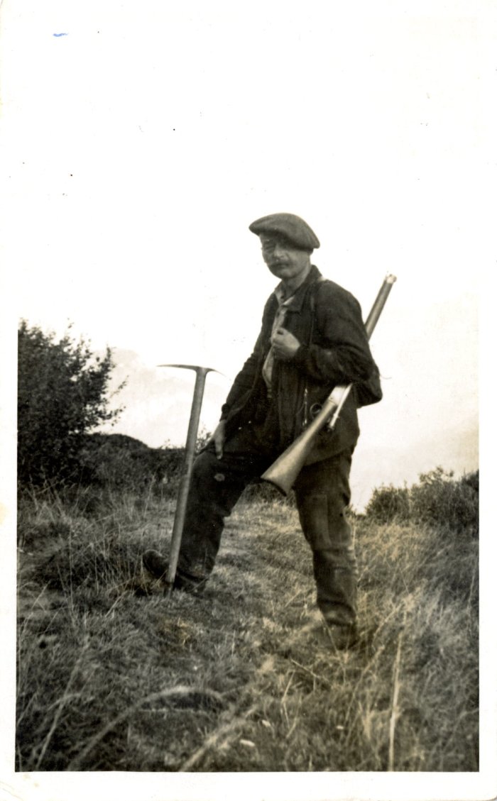 Joseph Marie MOGENIER avec le fusil et le piolet