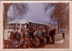 Photo de groupe de la chorale paroissiale en Alsace devant le bus - avril 1962
