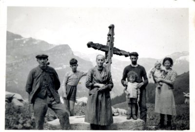 Photo à Commune sur le "Moré", devant la Croix
