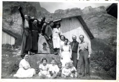 Photo de groupe devant l'oratoire du Boret avec Mr le curé
