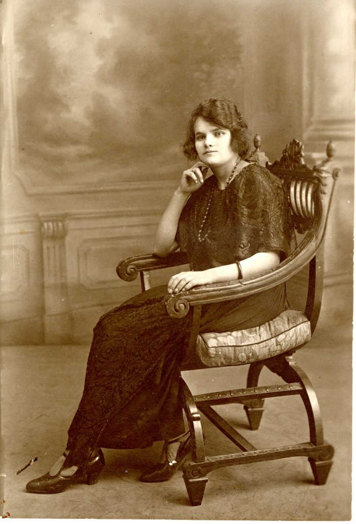 Portrait de Marie Josephte Raphet ROUGE - 1922