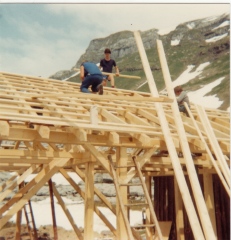 Photos de la construction du refuge de Sales en 1984