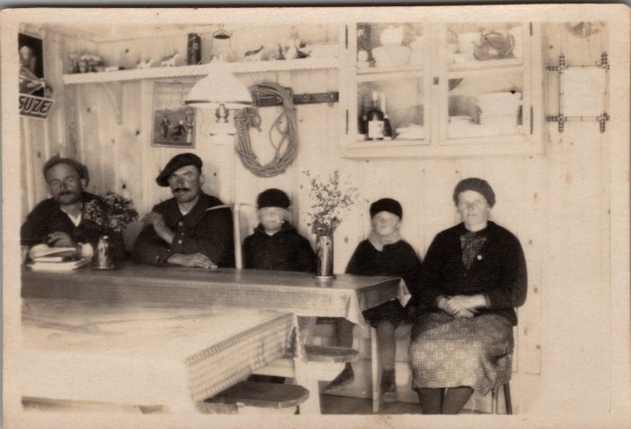 Famille MOGENIER dans la salle à manger de la Cantine des Fonts - 1930
