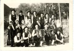 Photo de groupe du Folklore à Viuz -1958