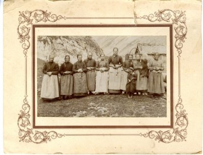 Bergères à l'alpage de Salvadon dans les années 1910