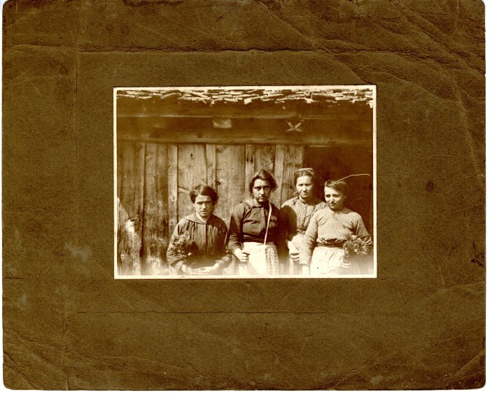 Bergères devant un chalet en montagne 